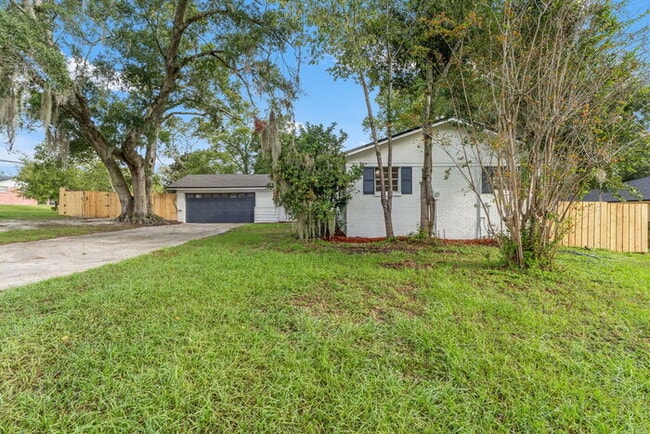 Photo - Orange Park 4 Bedroom Home With Upgraded Features Throughout