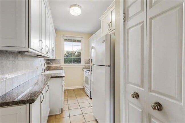 Photo - St Charles Ave 1BR with OFF STREET parking... Unidad 303