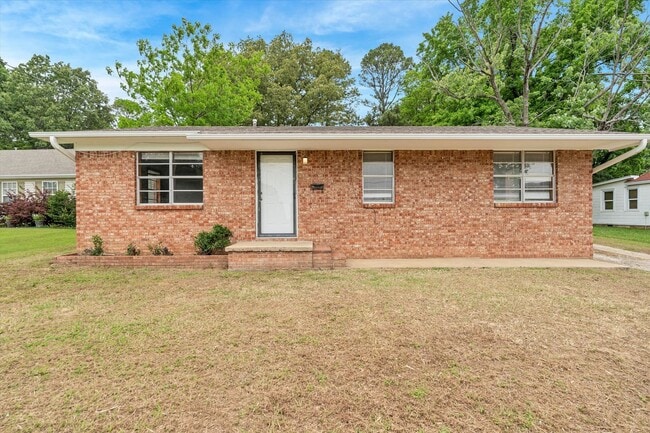 Building Photo - 3 Bedroom Home Across from JHS