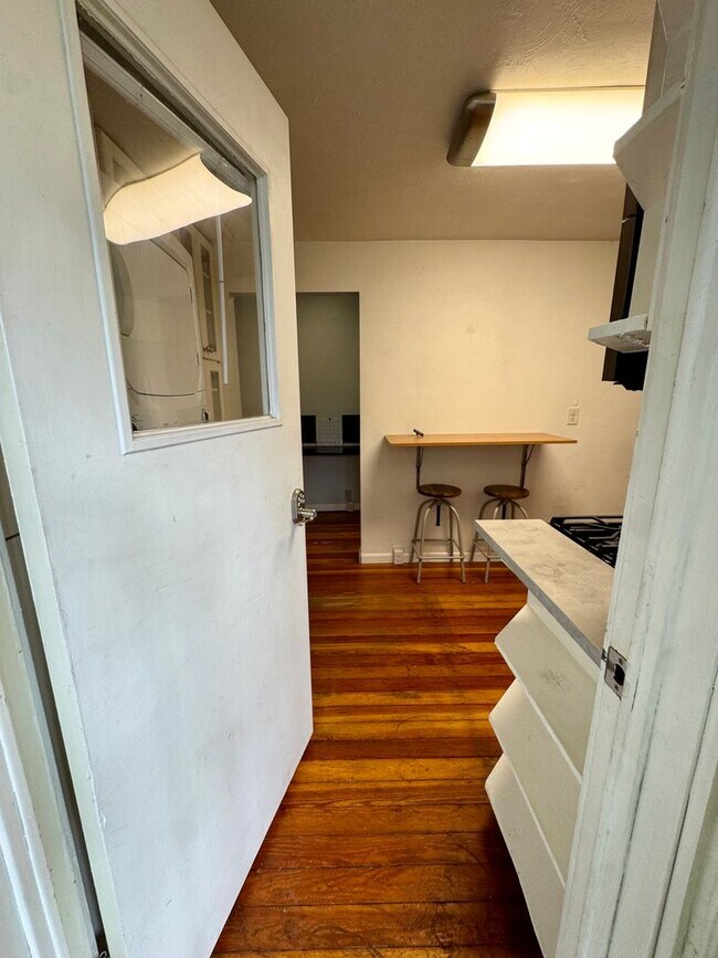 419 Taylor St Unit Lower unit