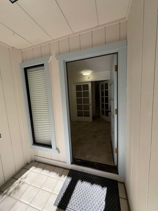 Photo - Walking distance to beaches, restaurants, 3 bedroom, 2 bathroom, upstairs level of home