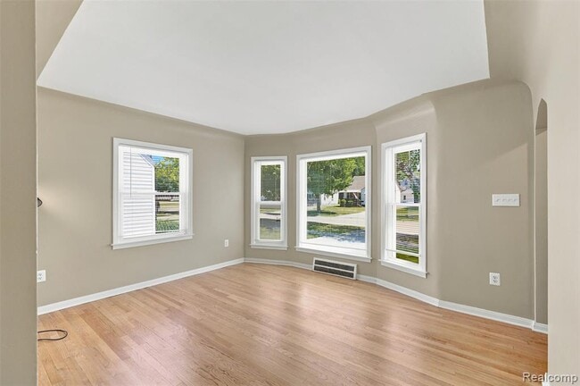 Photo - 100 S Custer Ave