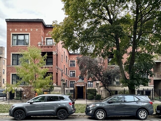 Building Photo - 3722 N Sheffield Ave Unit M01H