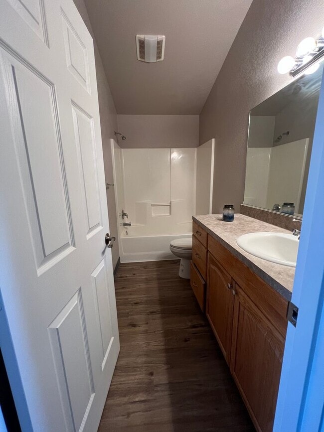 Photo - 3 Bedroom, 2.5 Bathroom Townhouse - Near O...