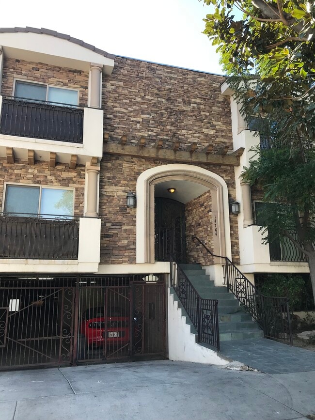 Building Photo - 14764 Sylvan St Unit 2