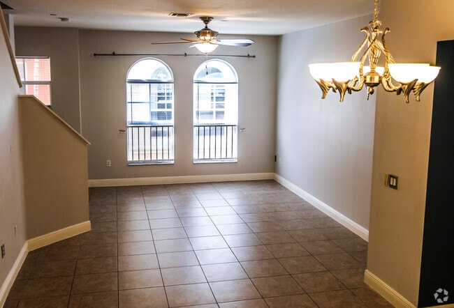 Building Photo - 1033 NE 17th Way Unit 303 Rental