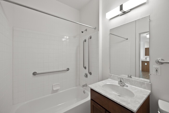 Baño - Highlandtown Plaza Co-op Apartments 62+