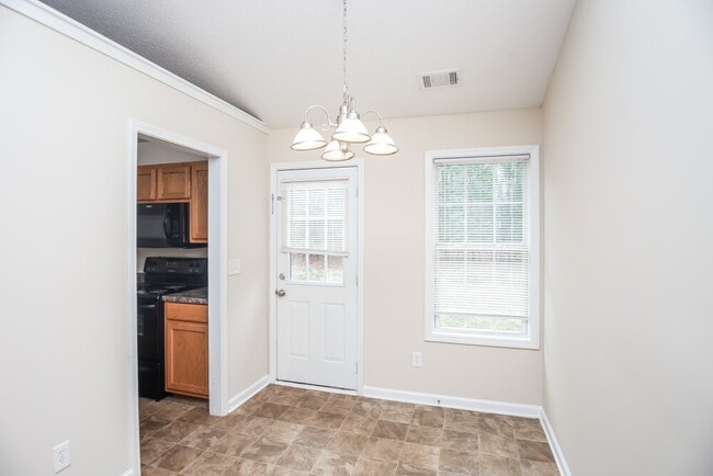 Photo - 43 Thorn Thicket Way