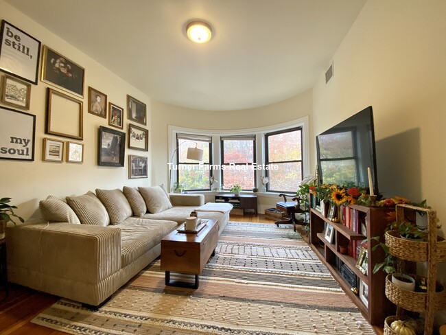 Building Photo - 1463 Beacon St Unit 31
