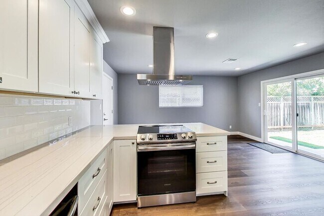 Photo - 4401 Castanos St