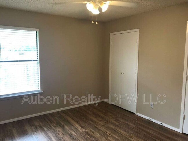 Photo - 1131 Suburban Dr