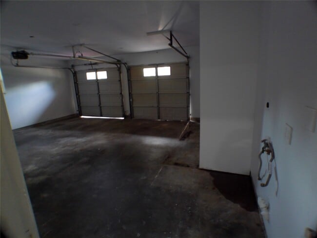Building Photo - 601 Fresa Rd
