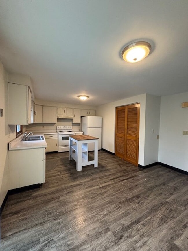 Building Photo - 6463 Wells Dr Unit 6465