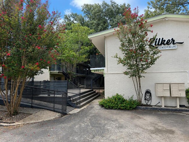 Building Photo - 2021 Bluebonnet Ln Unit 106