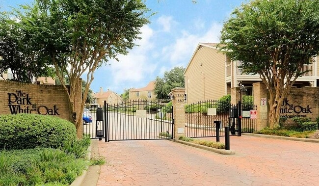 Building Photo - 1880 White Oak Dr Unit 141