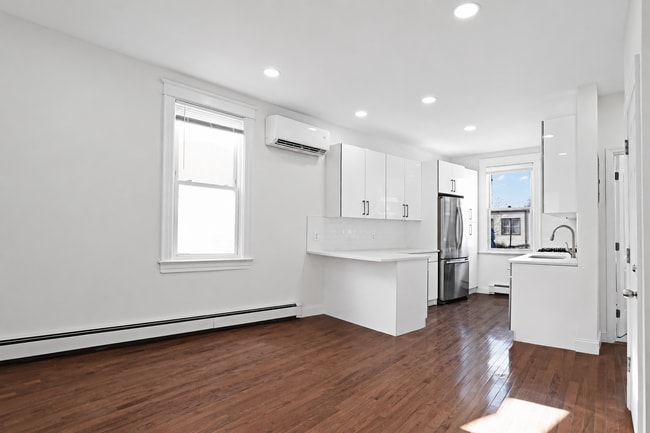 Building Photo - 5947 58th Ave Unit 2nd Fl