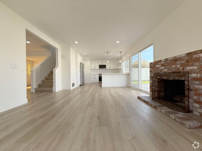 Building Photo - Remodeled 4 Bed 2 Bath Interior Location Rental