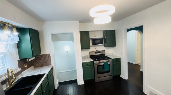 Photo - 319 W 30th St
