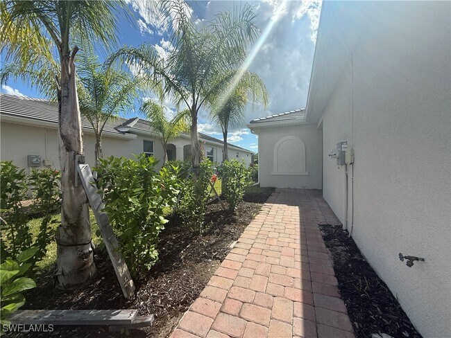 Building Photo - 2224 Dragonfruit Wy