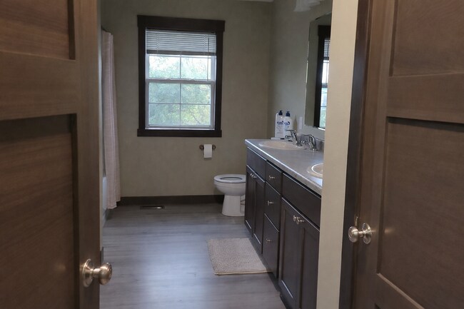 Photo - 5 Bed 3 Bath close to UWEC, bike trails, Carson Park, and The Sonnentag! Unit 1