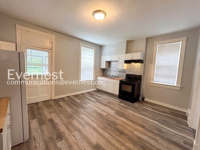 Photo - 2 Bed/2 Bath Condo with Modern Amenities / Available Now! Unit b