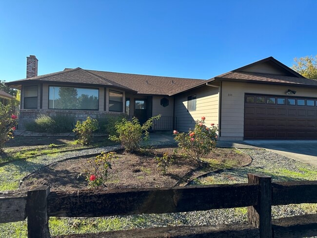 Building Photo - 844 Delsie Dr
