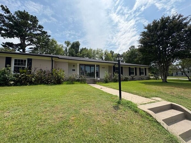 Building Photo - Available Now! Updated 3 Bed 2 Bath in Tyler! Rental