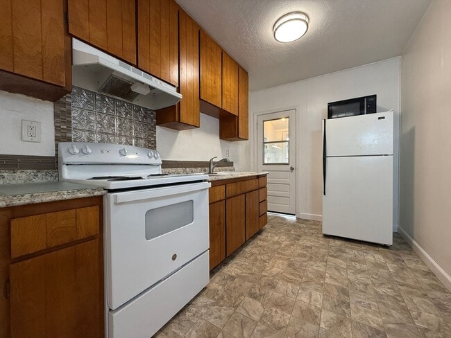 Building Photo - MOVE IN SPECIAL! CHARMING TRIPLEX UNIT LOCATED IN POPULAR OLD MILL DISTRICT