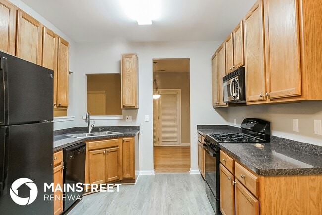 Photo - 1910 Oakbluff Way SW