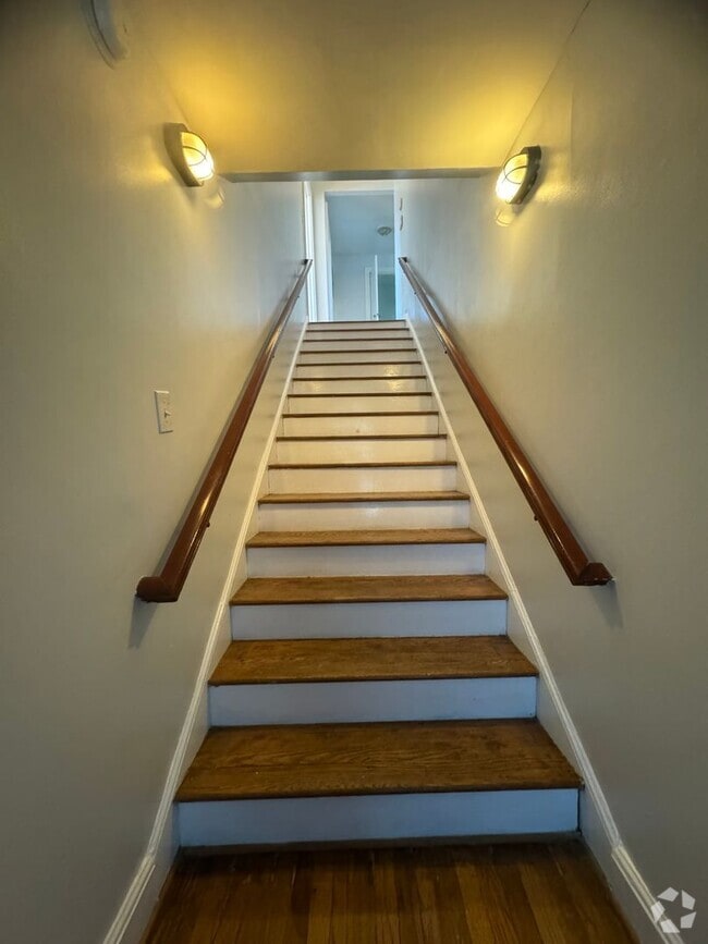 Building Photo - 2 Bedroom 1 Bathroom Apartment in Rosewood...