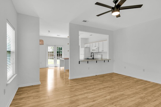 Photo - In the Heart of Richmond Hill - Mainstreet