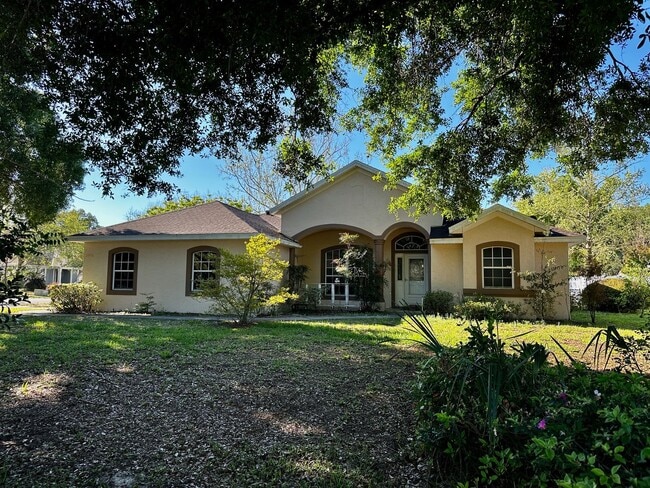 Building Photo - Coming Available Soon - 3/2 Split Plan Home in Eustis with Screened Porch!