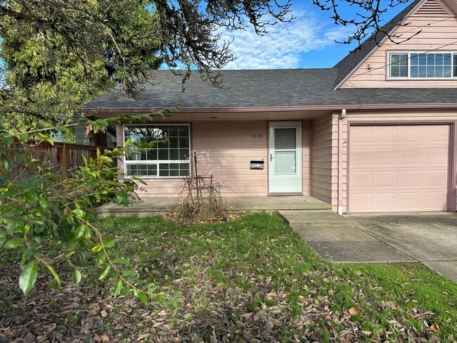 Building Photo - Very Charming Home just a few blocks from the Hospital