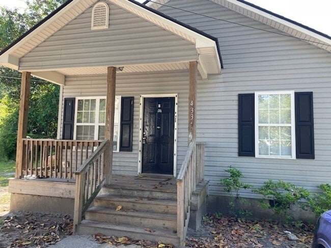 Building Photo - Cute 3 Bedroom, 2 Bath near Historic Downtown Wilmington - WHA Approved