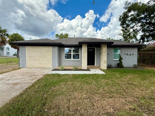 Photo - 2630 De Soto St