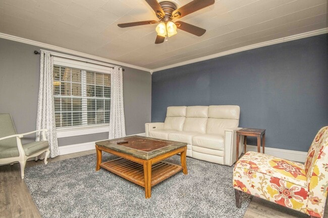 Photo - 207 N C St