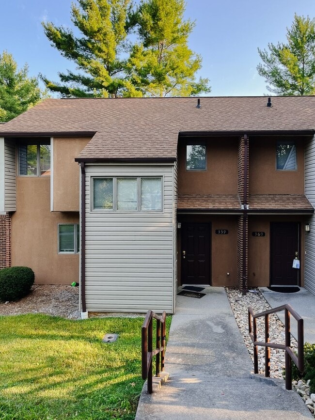 Building Photo - 3 Bedroom 2.5 Bath Townhouse