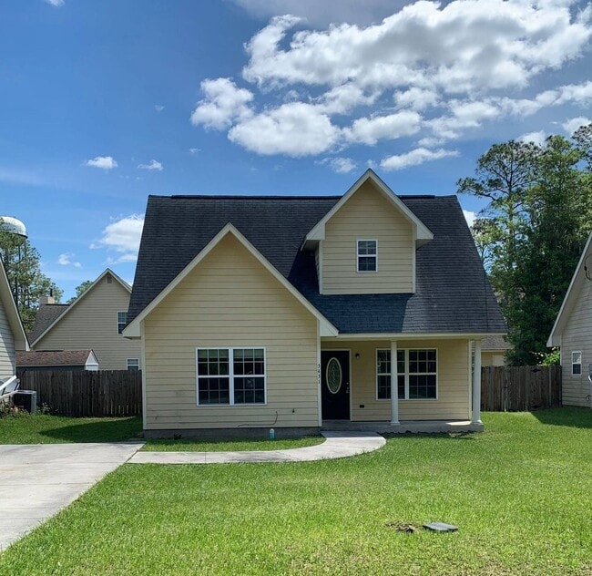 Building Photo - Charming 3BR/2.5BA Two-Story Home with Fenced Backyard