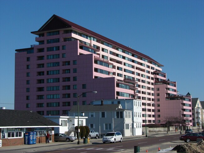 Vista desde el sur a través de Revere Beach Boulevard - St. George Condominiums