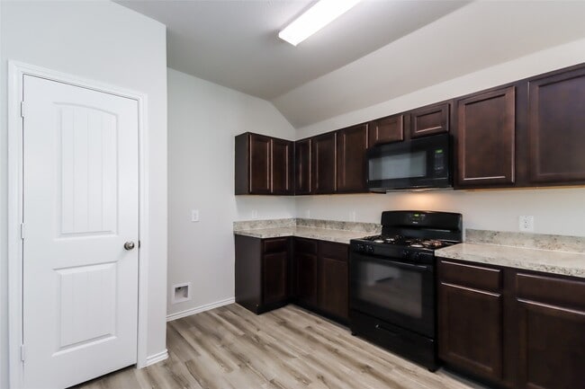 Photo - 17327 Cuthbert St