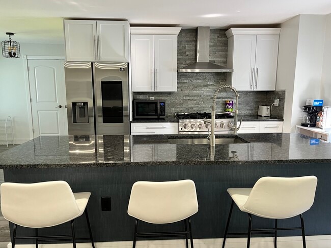 Photo - 11405 Central Dr W