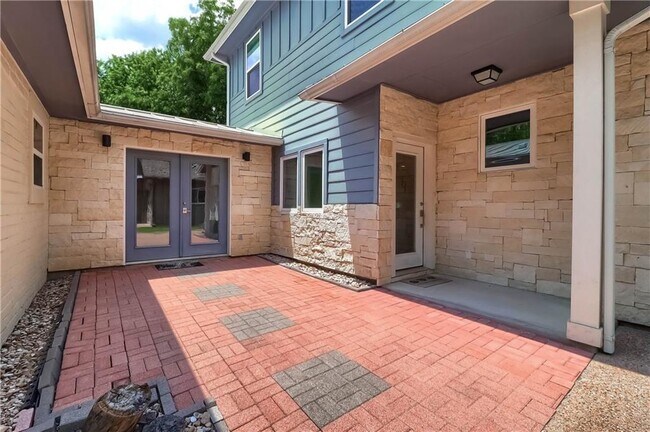 900 Capitol Ct