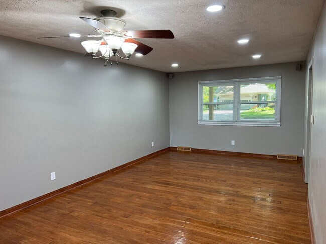 Photo - Recently Remodeled 3 Bed / 2 Bath near Mercy Hospital
