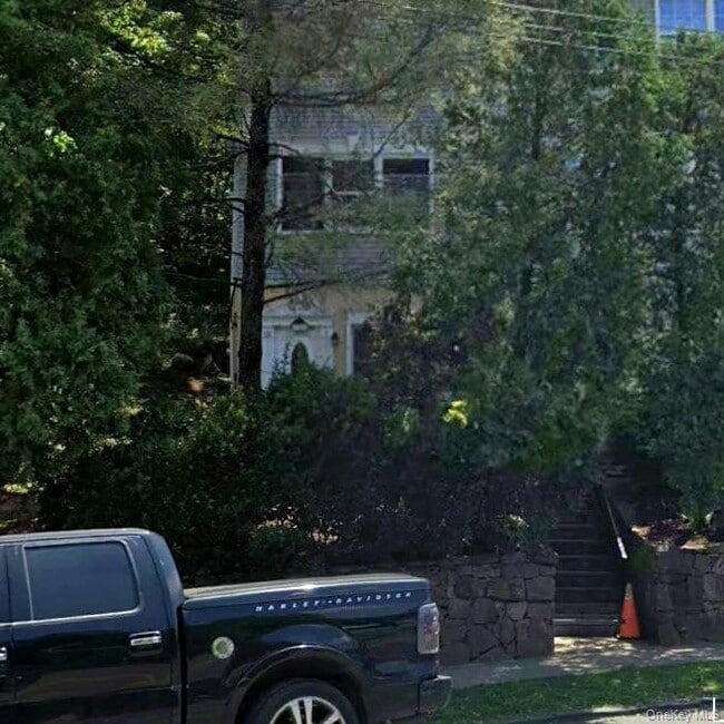 Building Photo - 325 McLean Ave Unit 15