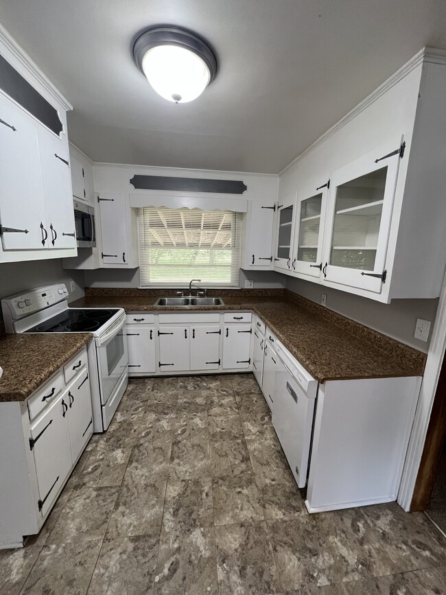 Photo - 206 Greenview Dr