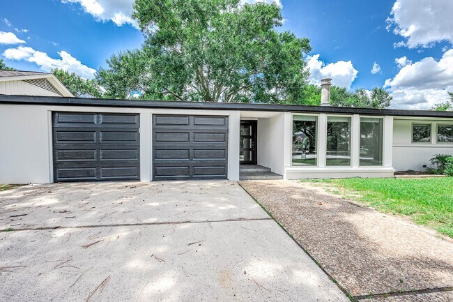 Photo - 7702 Richmond Ave.