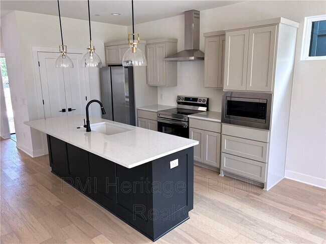 Photo - 610 N 6th St