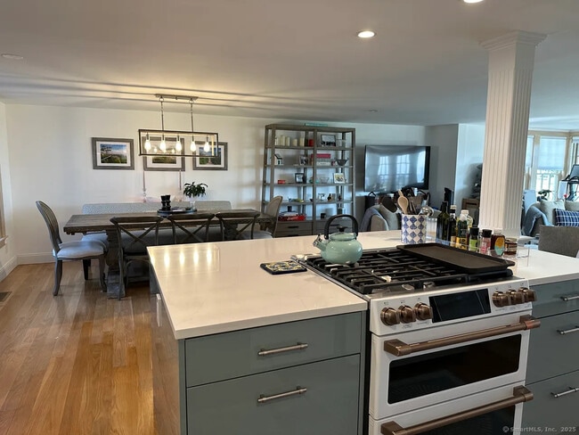 Photo - 57 Mohican Rd E