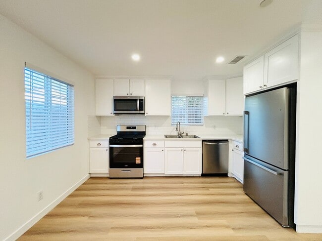 Photo - Spacious 6-Bedroom with Private Yard & Parking in Sylmar!