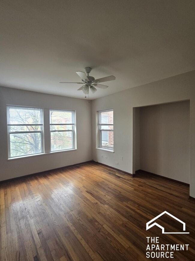 Building Photo - 3157 W Argyle St Unit 3E